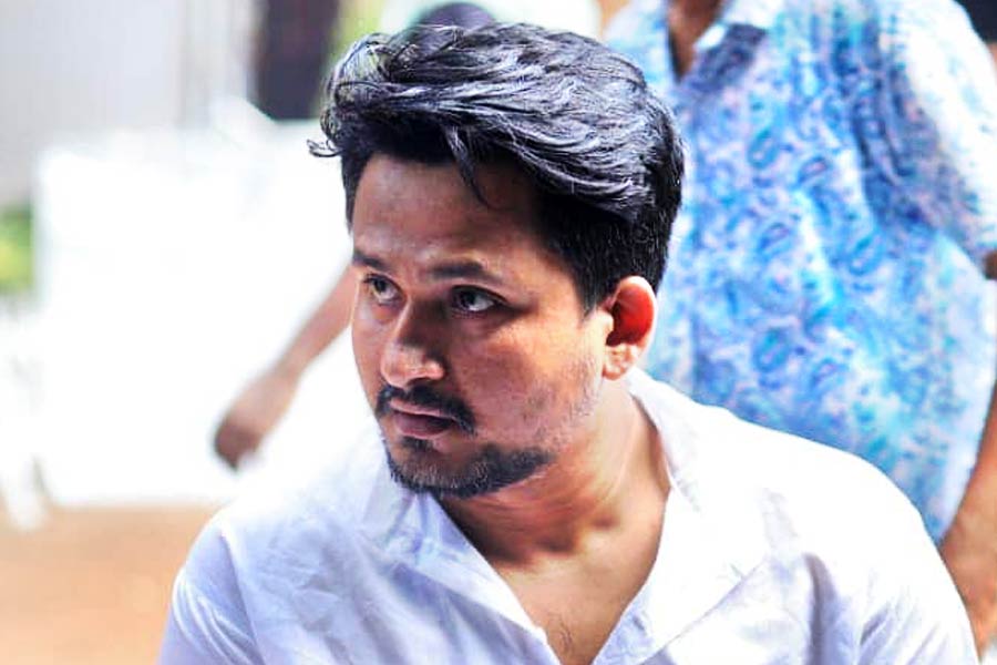 এ দিকে পরিচালকের উপর নিয়ন্ত্রক সংস্থার এমন নিষেধাজ্ঞা আরোপের পর টলিউডের বহু পরিচালকই রাহুলের পাশে দাঁড়ানোর বার্তা দিয়েছেন। সেই তালিকায় বাদ পড়েননি অভিনেতারা, এমনকি স্বয়ং প্রযোজকও। প্রত্যক্ষ বা পরোক্ষ ভাবে তাঁরা রাহুলের পাশে দাঁড়াতে চেয়েছেন।