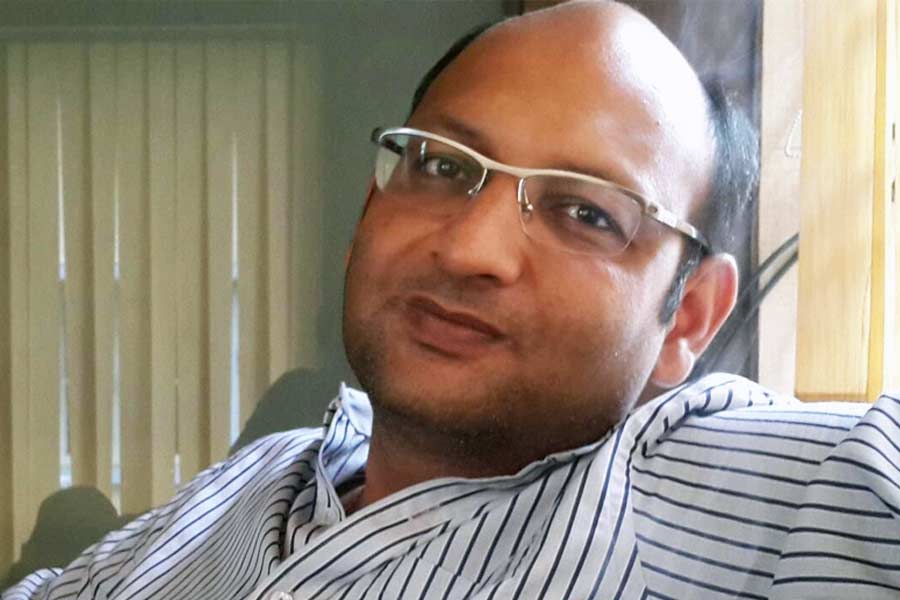 রাহুলের উপর নিষেধাজ্ঞা আরোপের পরই প্রযোজনা সংস্থার কর্ণধার শ্রীকান্ত মোহতা জানান, “বিষয়টি পুরোপুরি অনৈতিক। ফেডারেশন এবং ডিরেক্টরস গিল্ডের নির্দেশ আমরা মাথা পেতে নিয়েছি। রাহুল পরিচালনা করবেন না। এর পরিবর্তে আমরা যে পদ তাঁকে দিয়েছি, সেই পদ কিন্তু ফেডারেশন বা গিল্ডের আওতায় পড়ে না। এ বার এখানেও যদি সংগঠন মাথা ঘামায়, তা হলে বলার কিছুই নেই।” এক ধাপ এগিয়ে তিনি জানান, এ ভাবে অকারণ টানাপড়েন চললে তিনি পুজোর ছবি বানাবেনই না। তিনি বলেন, “আমরা সব সময় আলোচনায় বসতে চেয়েছি। ফেডারেশনের তরফে কোনও সাড়া মেলেনি।”