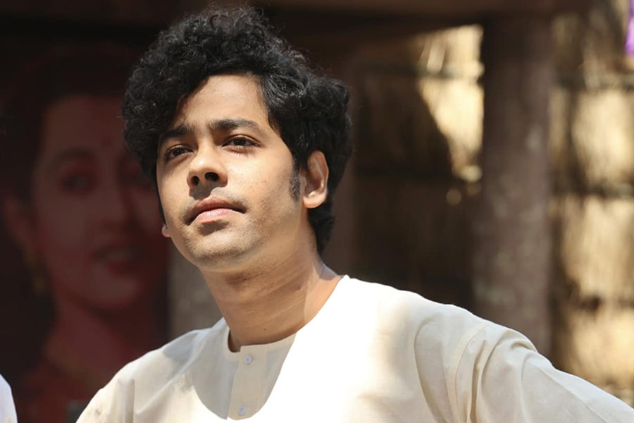 ঋদ্ধি আরও লিখেছেন, “বহু বছর ধরেই শিল্প ,সংস্কৃতি, সিনেমা, শৈল্পিক প্রয়োজনীয়তা, সিনেমায় কাজ করার সঠিক বা বেঠিক পদ্ধতি সম্বন্ধে  ফেডারেশনের কোনও ধারণাই নেই। কপালে বন্দুক ঠেকিয়ে মস্তানি করে সিনেমা করা যায়? একটি শৈল্পিক পরিমণ্ডলে যদি এরা নিজেরাই শিল্পীদের কণ্ঠরোধ করে তা হলে কোথায় আর কবে গিয়ে কোনও সুস্থ পরিস্থিতি তৈরি হবে? কেন ক্ষমা চাইতে হবে রাহুল মুখোপাধ্যায়কে? এই আইন কে তৈরি করেছে? ভারতীয় সংবিধান? এই ‘মতে মিললে চিরসখা, অন্যথায় ফাঁসি’-র মনোভাব বন্ধ হোক, রাহুল মুখোপাধ্যায়কে অবিলম্বে কাজে ফেরানো হোক।”