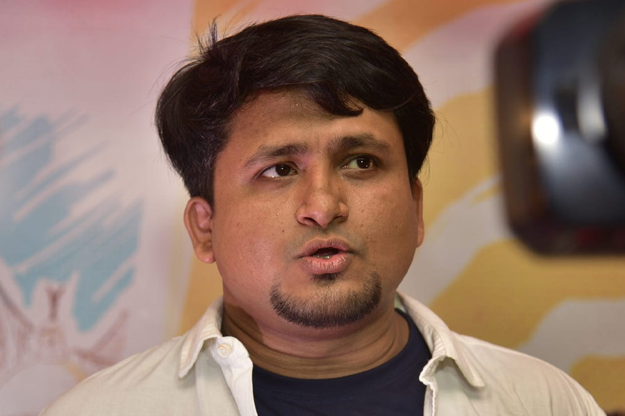  এর পর রিনো আনন্দবাজার অনলাইনের সঙ্গেও কথা বলেন। সেখানে তিনি দাবি করেন, “রাহুলকে চিনি। ওঁর লড়াই দেখেছি। গত তিন বছর ধরে অক্লান্ত পরিশ্রম করে এই জায়গায় উঠে এসেছেন। সোমবার থেকে শুটিং শুরু করার কথা ছিল। তার আগেই ফেডারেশনের এত বড় পদক্ষেপ। দেখুন, কেউ ওর পাশে নেই।”