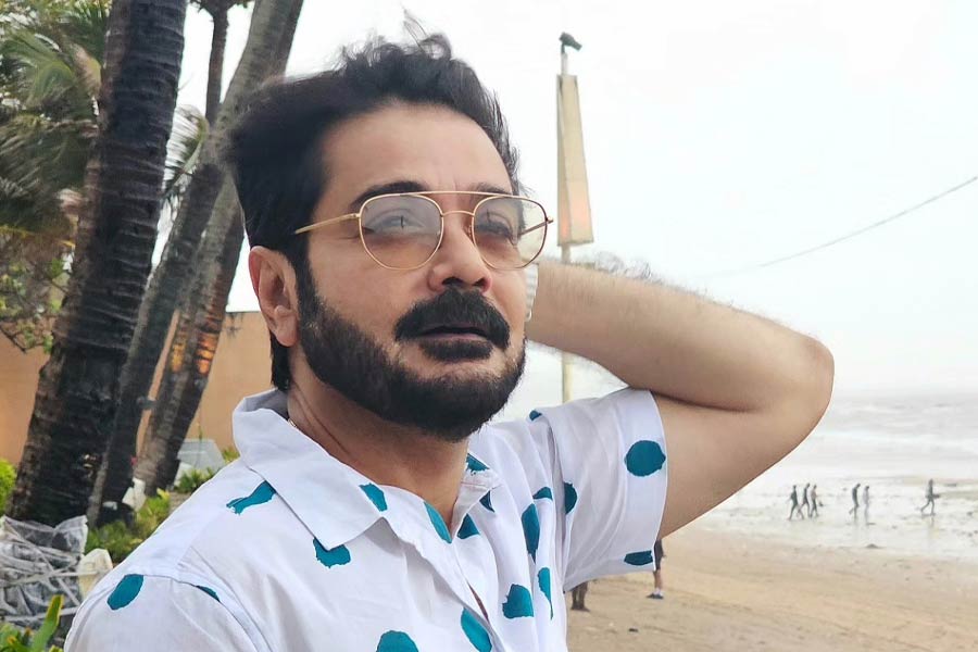 একেবারে প্রথমে পাশে কাউকে না পেলেও ধীরে ধীরে ফেডারেশনের বিপরীতে রাহুলের পাশে এসে দাঁড়িয়েছেন অনেকেই। এমনকি, সেখানে বাদ পড়েননি টলিউডের কথিত ‘প্রথম পুরুষ’ প্রসেনজিৎ চট্টোপাধ্যায়ও। সোমবার আনন্দবাজার অনলাইনকে তিনি জানান, বাকিদের মতো তিনিও চাইছেন, দ্রুত সব সমস্যা মিটে যাক। ছবির শুটিং শুরু হোক। তিনিও সহ-অভিনেতাদের মতো সেটে যাওয়ার অপেক্ষায়। এ ক্ষেত্রে তিনি সব সময় প্রযোজকের পাশে।