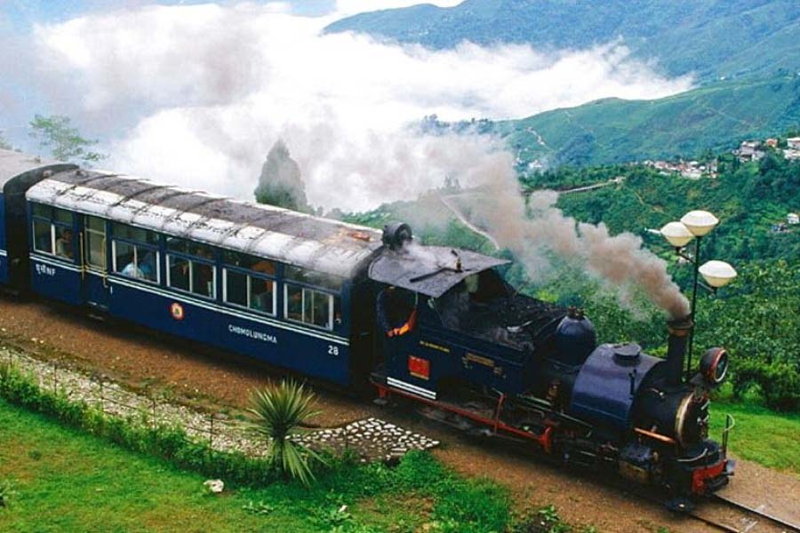 কু-উ-উ… ঝিক ঝিক শব্দে সাদা ধোঁয়া উড়িয়ে ট্রেন চলে পাহাড়ি পথে। কোথাও পাশে চা-বাগান, কোথাও ছোট্ট স্টেশন। ট্রেন চলে দোকান-বাজার, গেরস্ত বাড়ির উঠোন ঘেঁষে। হাত নাড়ে কচিকাঁচার দল। টয় ট্রেন। নাম শুনলেই মাথায় আসে হিমালয়ের রানি দার্জিলিঙের কথা।