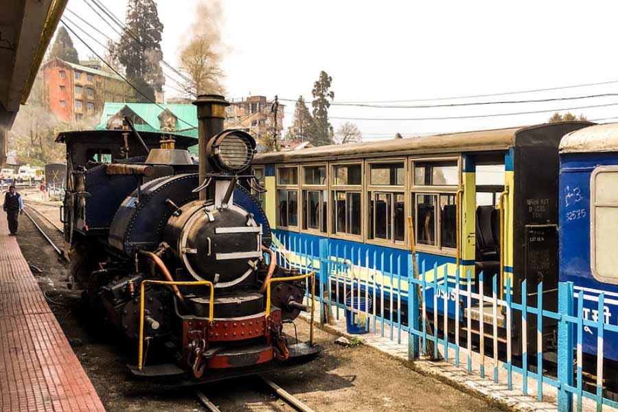 টয় ট্রেনের কথা উঠলেই মনে ভাসে অসংখ্য ছবি। ‘আরাধনা’ ছবির গান— ‘মেরে স্বপ্নো কি রানি কব আয়েগি তু…’। পাহাড়ি সড়কের গা ঘেঁষে রেলপথ। সে পথেই ছুটছে টয় ট্রেন। জানলা দিয়ে দেখা যাচ্ছে নায়িকা শর্মিলা ঠাকুরকে। পাশেই রাস্তা দিয়ে খোলা জিপে গাইতে গাইতে চলেছেন নায়ক রাজেশ খন্না।