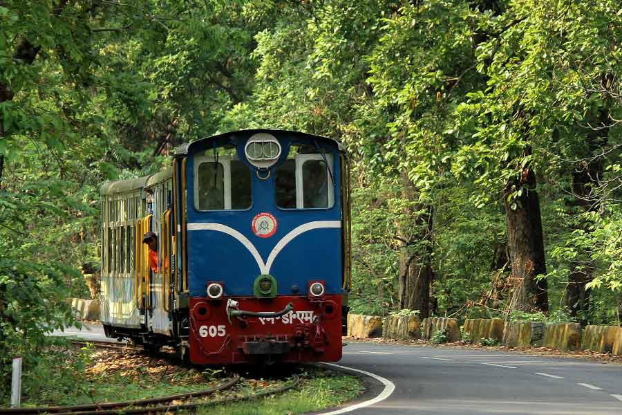 শৈলশহর দার্জিলিঙের ঐতিহ্যের সঙ্গে জুড়ে রয়েছে টয় ট্রেন। জানা যায়, ১৮৭৮-এ এই রেললাইন বসানোর দায়িত্ব দেওয়া হয় কলকাতার ‘টম মিচেল অ্যান্ড র‌্যামসে কোম্পানি’কে। জামালপুরের ইআরআর ওয়ার্কশপে তৈরি হতে থাকে এই রেল টানার উপযুক্ত ছোট ইঞ্জিন। আকারে খুদে বলে তার নাম দেওয়া হয় ‘টাইনি’।