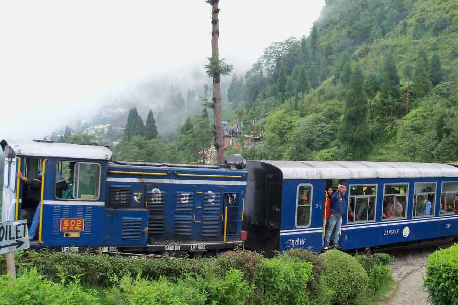 পাহা়ড়ি এই রেলপথের বিশেষত্ব আছে। কালকা থেকে শিমলা যাওয়ার পথে টয় ট্রেন ছোটে অসংখ্য ছোট-বড় সুড়ঙ্গের মধ্যে দিয়ে। তবে দার্জিলিঙে লুপ আর জেড রিভার্সিং ব্যবহার করে সরীসৃপের মতো উঠেছে এই রেলপথ। পথের চড়াইকে সহজ করতে ১৯১৯ সালে তৈরি হয় বাতাসিয়া লুপ।