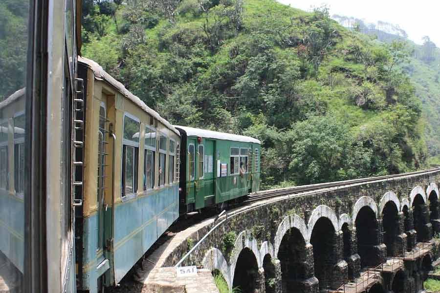 ১৮৮১ সালের ১৫ অগস্ট জন্ম ‘দার্জিলিং হিমালয়ান রেলওয়ে কোম্পানি’র। এই সংস্থার তত্ত্বাবধানেই চলে টয় ট্রেন। ১৯৯৯-এর ২ ডিসেম্বর ইউনেস্কো দার্জিলিং থেকে ঘুম-এর মধ্যে চলা জয় রাইডকে ‘ওয়ার্ল্ড হেরিটেজ সাইট’-এর তকমা দেয়।