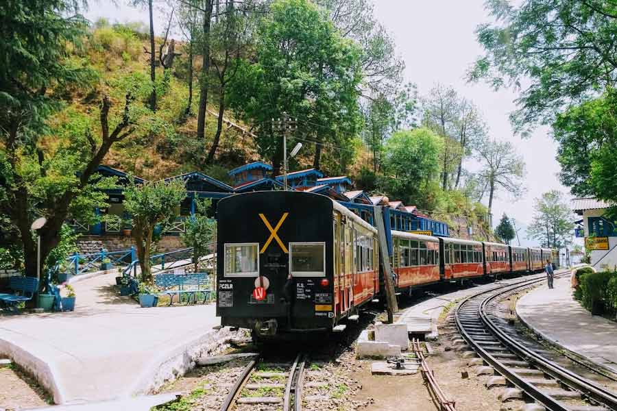 উটি-মেট্টুপালায়ম: সবুজ চা-বাগানের অনুপম সৌন্দর্য উপভোগ করার জন্য ভাল উপায় উটি-মেট্টুপালায়মের টয় ট্রেন যাত্রা। নীলগিরি মাউন্টেন রেলওয়ের অন্তর্গত ‘হেরটিজ’ টয় ট্রেনটি শুধু দেশ নয়, বিদেশি পর্যটকদের কাছেও জনপ্রিয়। নীলগিরি মাউন্টেন রেলওয়ে শুধু ভারতের নয়, এশিয়ার মধ্যেও অন্যতম খাড়াই রেলপথ হিসাবে পরিচিত।
