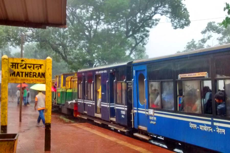 ১৯০৭ সালে টয় ট্রেন চালু হয় মাথেরনে। ২১ কিলোমিটার পথ জুড়ে উপভোগ করা যায় ঘন সবুজ পাহাড়ি উপত্যকার দৃশ্য। টয় ট্রেনের যাত্রাপথে পড়ে নেরাল, জুমাপট্টি, আমন লজ, মাথেরন জনপদগুলি।