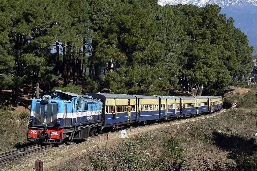 পাঠানকোট-যোগিন্দরনগর টয় ট্রেন: হিমাচল প্রদেশের আর এক প্রান্তেও টয় ট্রেন যাত্রা উপভোগ করা যায়।