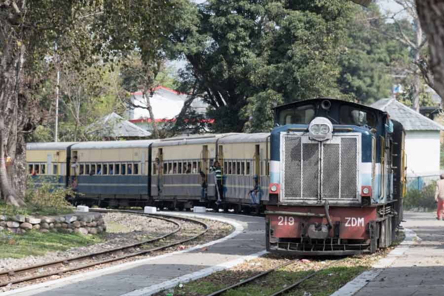 ১৯২৯ সালে এই ট্রেনযাত্রার সূচনা হয়। পথে ১৮টি স্টেশন রয়েছে। দীর্ঘ যাত্রাপথে শহর থেকে ধীরে ধীরে পাহাড়ে ওঠার রোমাঞ্চ বেশ উপভোগ্য। এই ট্রেন নিয়ে অবশ্য নানা রকম গল্প রয়েছে। 