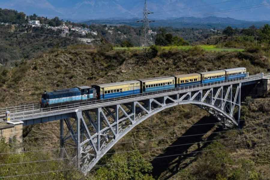 অনেক বলেন, এই ট্রেন যাত্রায় কেউ কেউ ভূতুড়ে অভিজ্ঞতার সাক্ষী হয়েছেন। একটি সমাধিস্থলের উপর দিয়ে রেলপথ নির্মিত হয়েছে বলেই বেশ কিছু ভৌতিক গল্প ভেসে বেড়ায় পাহাড়ি হাওয়ায়।