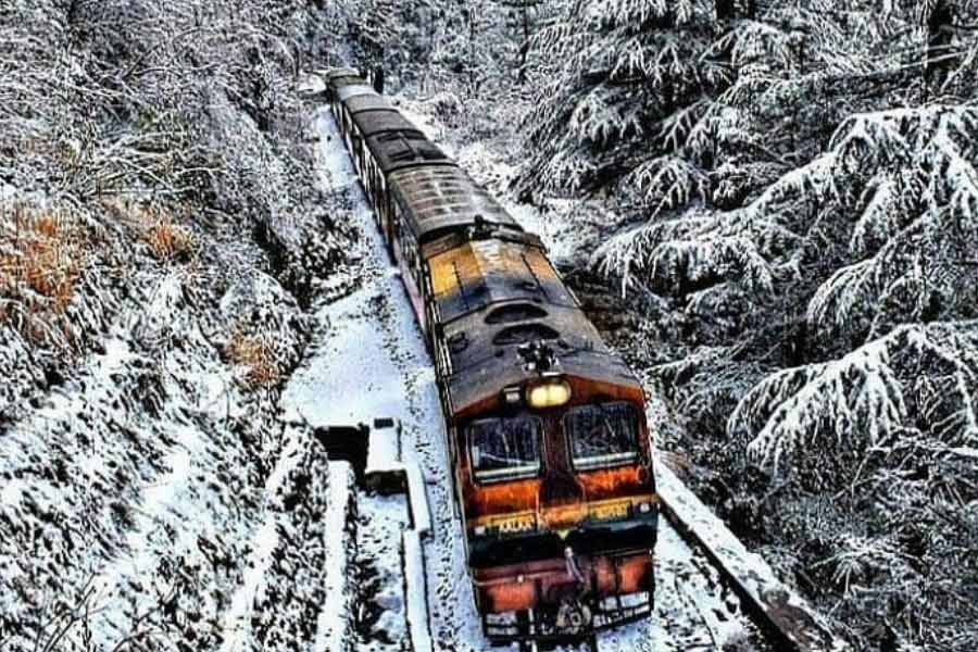 ১৯০৩ সালে কালকা-শিমলা রেলপথের সূচনা। হরিয়ানার কালকা থেকে হিমাচল প্রদেশের শিমলা পর্যন্ত ছোটে এই টয় ট্রেন। ২০০৮ সালে কালকা-শিমলা টয় ট্রেন ইউনেস্কোর ‘হেরিটজ’ তকমা পেয়েছে।