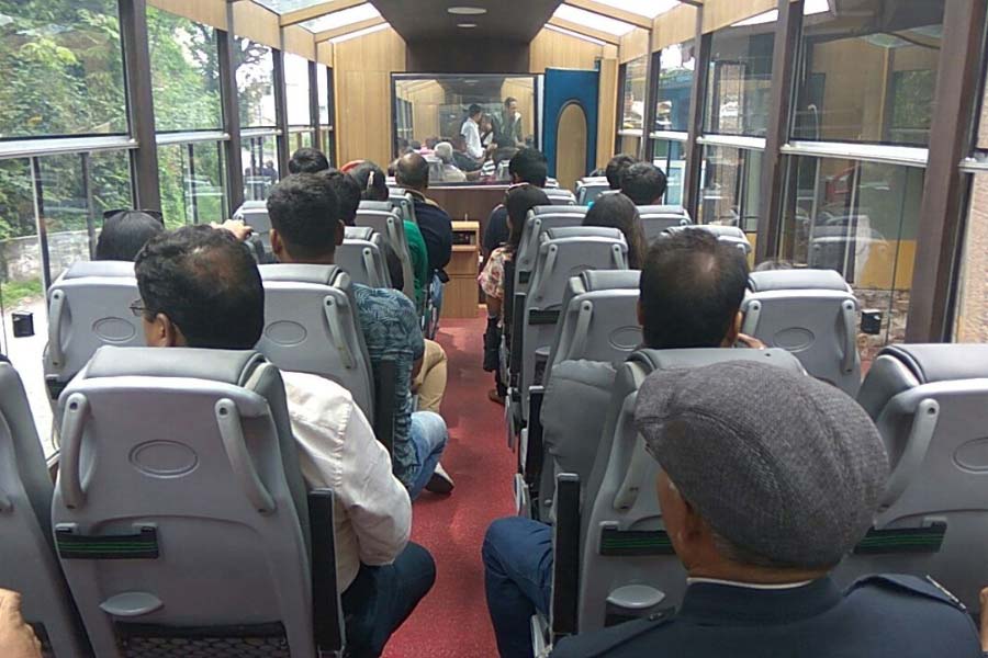 ২০২২ সালে  দার্জিলিঙের টয় ট্রেনের মুকুটে জোড়ে নতুন পালক। চালু হয় ভিস্তা ডোম কোচ। নিউ জলপাইগুড়ি থেকে দার্জিলিং কাচের জানলার আরামদায়ক কোচ নিয়ে ছোটে টয় ট্রেন। আসনে বসে প্রকৃতিকে আরও ভাল ভাবে উপভোগের ব্যবস্থা করা হয়েছে ট্রেনটিতে। এই পথেই পড়ে উচ্চতম স্টেশন ঘুম।