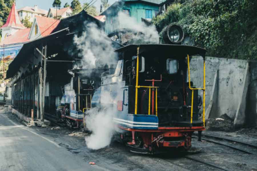 বিভিন্ন সময়ে প্রতিকূলতার মুখে পড়ে বন্ধ হয়েছে দার্জিলিঙের টয় ট্রেনের যাত্রা। কখনও অতিবৃষ্টি, কখনও ধস, দুর্ঘটনা, অতিমারি ইত্যাদির জন্য মাঝেমধ্যেই থমকেছে ‘হেরিটেজ’ ট্রেনের পথ চলা। তবে, আবার ঘুরে দাঁড়িয়েছে টয় ট্রেনের সফর।