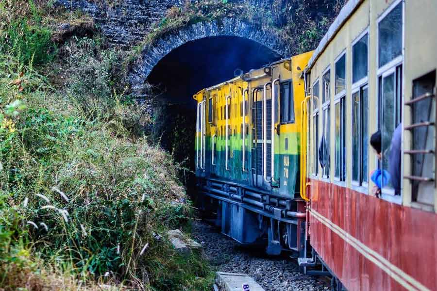 কালকা-শিমলা: টয় ট্রেন সফরের আরও একটি পথ হল কালকা থেকে শিমলা। ৯৬ কিলোমিটার রেলপথে রয়েছে ১৮টি স্টেশন। এই ট্রেনযাত্রার রোমাঞ্চ আলো-আঁধারিতে। প্রায় শ’খানেক সুড়ঙ্গের মধ্যে দিয়ে গিয়েছে রেলপথ। পাহাড়ি রাস্তা দিয়ে যেতে যেতে আচমকা ট্রেন ঢুকে প়ড়ে লম্বা সুড়ঙ্গে। চারপাশে তখন অন্ধকার।
