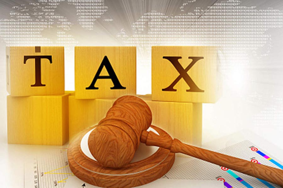 বাজারে নথিভুক্ত নয় এমন স্টার্ট আপ-সহ বিভিন্ন সংস্থায় বেসরকারি উদ্যোগ, ভেঞ্চার ক্যাপিটাল, অলটারনেট ইনভেস্টমেন্ট ফান্ড পুঁজি ঢালে। ওই সব বিনিয়োগকারীকে নথিতে উল্লিখিত (বুক ভ্যালু) দামের থেকে বেশি দরে কোনও সংস্থা শেয়ার বিক্রি করলে, যে বাড়তি টাকা তারা পায়, তার উপর কর দিতে হয়। তাকেই অ্যাঞ্জেল ট্যাক্স বলা হয়। আয়কর আইনের ৫৬ নম্বর ধারার অধীনে পড়ে এই কর।