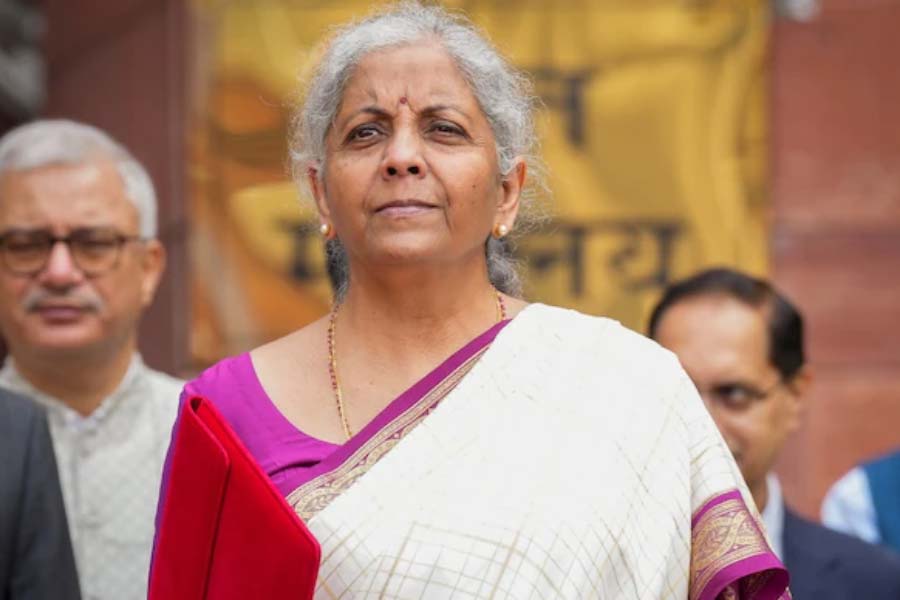 মঙ্গলবার বাজেট পেশের সময় কেন্দ্রীয় অর্থমন্ত্রী জানান, সব ধরনের লগ্নির ক্ষেত্রেই উঠে যাচ্ছে এই কর। স্টার্ট-আপের পাশাপাশি দেশে উদ্যোগপতি গড়ে তোলার পরিবেশ তৈরি, উদ্ভাবনে জোর দেওয়াই এই সিদ্ধান্তের লক্ষ্য বলে জানান তিনি।