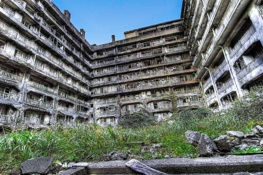Japanese Ghost Island, Gunkanjima, know the dark history behind it 