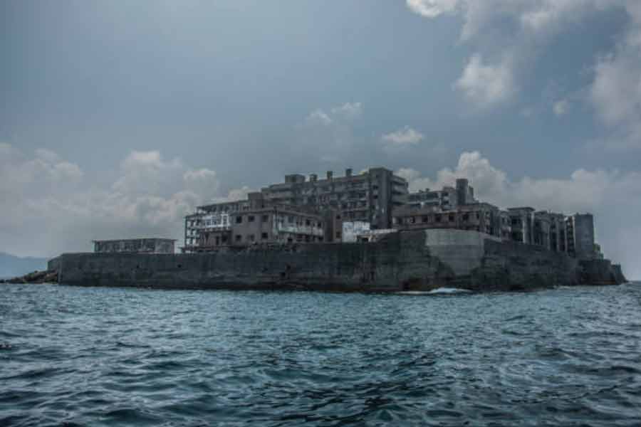 Japanese Ghost Island, Gunkanjima, know the dark history behind it 