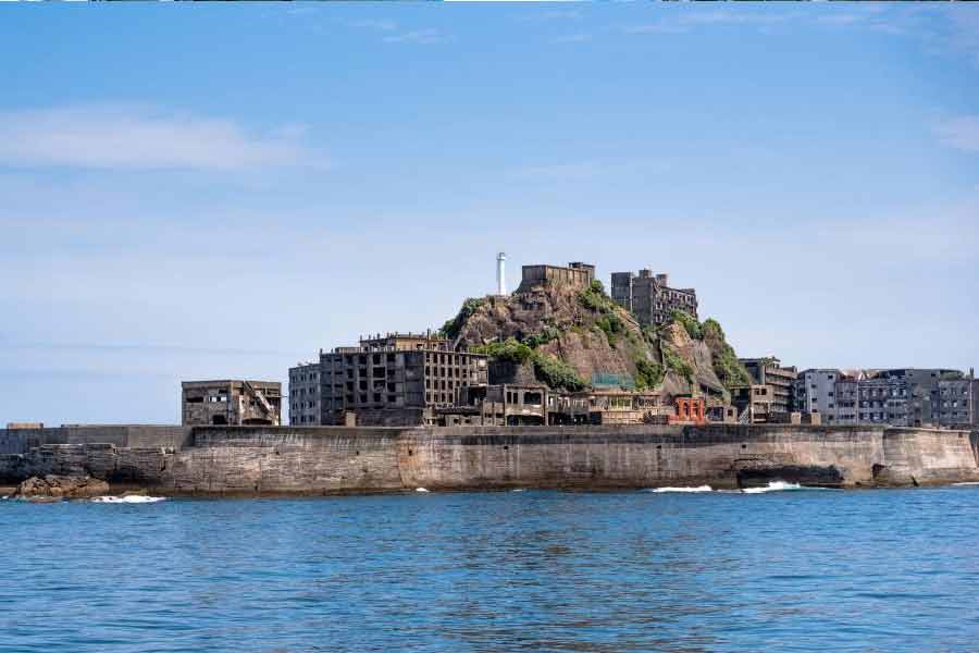 Japanese Ghost Island, Gunkanjima, know the dark history behind it 
