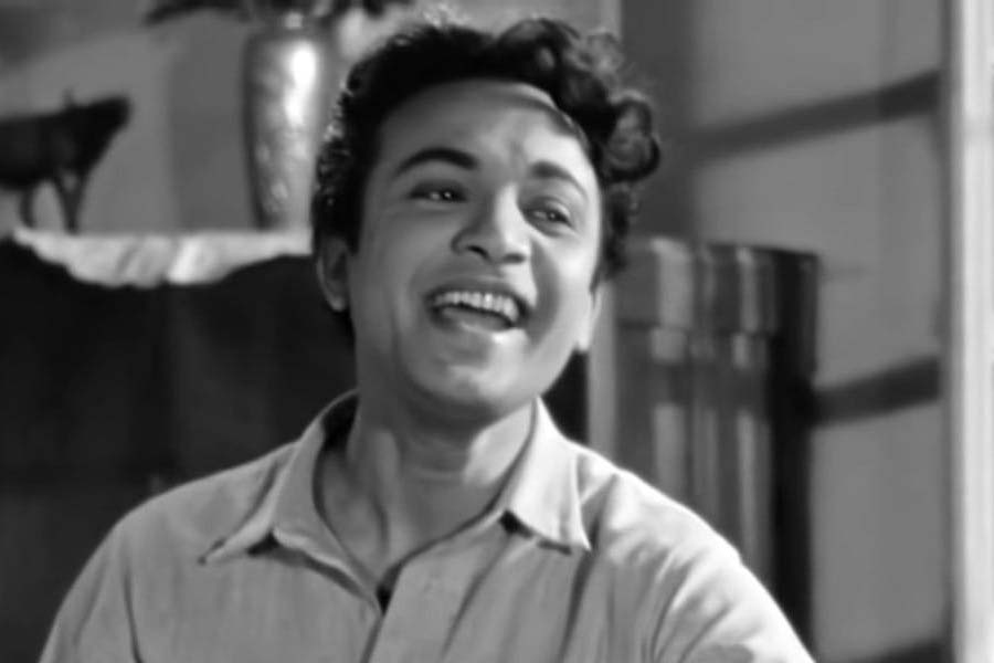 ১৯৮০-র ২৪ জুলাইয়ের রাত ৯.৩৫ মিনিট। ঝড়ের গতিতে দুঃসংবাদ ছড়িয়ে পড়েছে শহরে। ২৫ জুলাই সকাল থেকে আকাশভাঙা বৃষ্টি। সারা শহর প্রথমে ভেঙে পড়েছিল দক্ষিণ কলকাতার এক বেসরকারি হাসপাতালে। তার পর তাঁর বাড়ি হয়ে স্টুডিয়োপাড়ায়। শেষে কেওড়াতলা শ্মশান। বাঙালি বাড়িতে যেন  অলিখিত অরন্ধন। উত্তমকুমার প্রয়াত। পরনে ধাক্কাপাড় ধুতি, গরদের পাঞ্জাবি। কপালে চন্দনের কলকা। ফুলে, ধূপে, মালায় ঢাকা শরীর। বাঙালির ‘ম্যাটিনি আইডল’ চিরতরে চলে যাওয়ার সময়েও যেন মহানায়কোচিত। তাঁর জন্য যে এত চোখের জল জমা ছিল, যাওয়ার আগে বুঝতে পেরেছিলেন তিনি? 