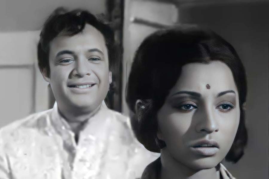 উত্তমকুমারের জীবনে কোনও কিছুই খুব সহজে আসেনি। সব কিছুই তাঁকে লড়ে আদায় করে নিতে হয়েছে। ‘ফ্লপমাস্টার জেনারেল’ থেকে ‘মহানায়ক’-এ উত্তরণ— দিনের পর দিন অপমান সহ্য করার পর ‘ইন্ডাস্ট্রি’ হয়ে উঠেছিলেন। তার পরেও শেষের দিকে আবার ছবির বাণিজ্যে ভরাডুবি, মাথায় দেনার দায়। মানসিক ভাবে বিধ্বস্ত অভিনেতা ঠিক করেছিলেন, ছবি না চললে যাত্রা করবেন! তাতেও উপার্জন হবে। তিনি নাকি কয়েকটি যাত্রা সংস্থার সঙ্গে যোগাযোগও করেন। উত্তমকুমার যাত্রা করবেন, খবর ছড়াতেই অনুরাগীরা আহত। ইন্ডাস্ট্রির অন্দরে সমালোচনার ঝড়। মৃত্যু এসে যেন তাঁর মুখরক্ষা করেছে।