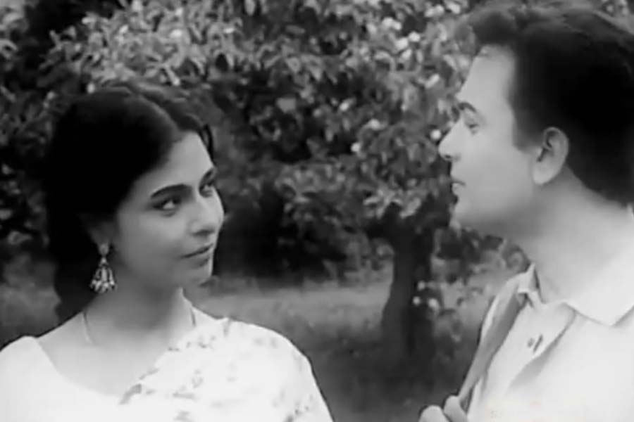 তাই কি উত্তমকুমার নিজের জীবনকে ‘অভিশপ্ত’ ভাবতেন? ভাস্করের মনে আছে, এক বার তাঁর বাবাকে আক্ষেপ করে পর্দার ‘সন্ন্যাসী রাজা’ বলেছিলেন, “মন্টু, কাউকে যদি অভিশাপ দিতে হয় তো বোলো পরের জন্মে যেন উত্তমকুমার হয়ে জন্মায়!” অর্থাৎ, তবেই সে বুঝবে, সর্বোত্তম হতে গিয়ে কত কিছু হারাতে হয়েছে তাকে।