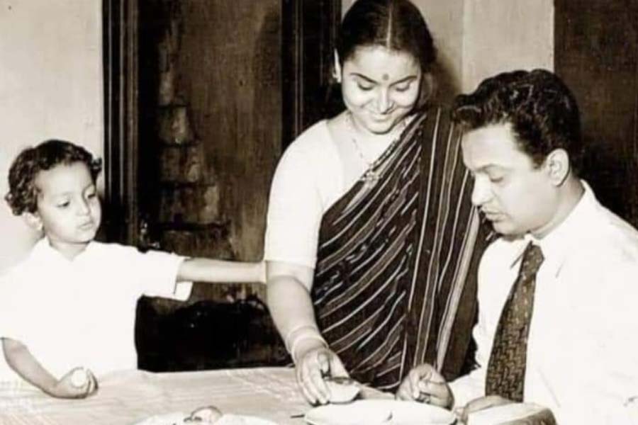 ভাস্করের আরও মনে হয়েছে, উত্তমকুমারকে হয়তো বুঝতে পারেননি তাঁর কাছের মানুষও। যেমন, গৌরী দেবী। তিনি বরাবর অরুণকুমার চট্টোপাধ্যায়কে ভালবেসেছিলেন। তাই উত্তমকুমারের খ্যাতি, প্রতিপত্তি দেখতে দেখতে একটা সময়ের পরে হাঁপিয়ে উঠেছিলেন। তাঁকে ঘিরে থাকা অনুরাগিণীর ঢল দেখতে দেখতে তিনি হয়তো বেশি করে অভিনেতা স্বামীকে বাঁধতে চেয়েছিলেন। সেই পরিস্থিতি থেকে বাঁচতেই হয়তো উত্তমকুমার একটা সময়ের পর দূরত্ব বাড়ান।