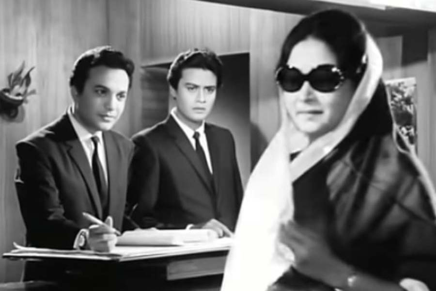 পিয়া সেনগুপ্তের পরিচালক স্বামী অনুপ সেনগুপ্ত আনন্দবাজার অনলাইনকে জানিয়েছেন, তিনি উত্তমবাবুকে চেনেন মানবদরদি হিসেবে। তাঁর কথায়, “একস্ট্রা আর্টিস্ট হিসেবে কাজ শুরু করেছিলাম। ছবিপিছু ৫ টাকা উপার্জন! ‘সন্ন্যাসী রাজা’ ছবিতে প্রথম কাছ থেকে উত্তমকুমারকে দেখি। শটের ফাঁকে দাদা গাছের নীচে বসে। এত সুপুরুষ আমি আর দেখিনি।” উত্তমকুমার অভিনীত আর একটি ছবিতেও তিনি একস্ট্রা। সেখানে অনুপ গুন্ডাবাহিনীর এক জন। হাতে অস্ত্র নিয়ে আক্রমণ করবেন। পরিচালকের হাঁকডাক, যেন ‘দাদা’র কিছু না হয়। আমি তাতে আরও কুঁকড়ে যাচ্ছি। ব্যাপারটা বুঝে ‘দাদা’ই উদ্ধার করলেন। অভয় দিয়ে বললেন, “আপনার যা করার, সেটাই করুন। আমি ঠিক সামলে নেব।”