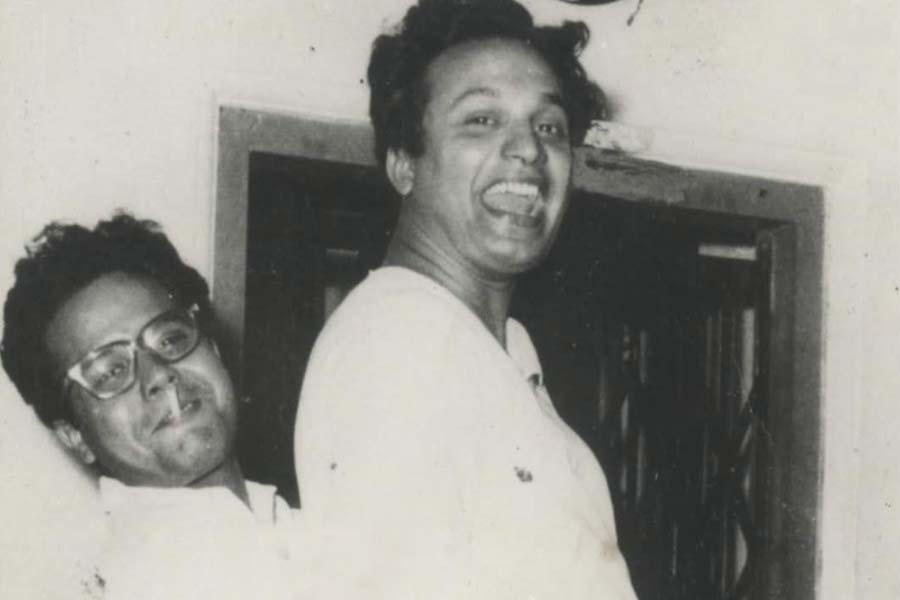 স্বাধীন ভাবে গড়ের মাঠে, গঙ্গাপারে খোলা আকাশের নীচে বসতে পারতেন না উত্তমকুমার। ইচ্ছে হলেই রাস্তার ধারে দাঁড়িয়ে ফুচকা খাওয়া নিষিদ্ধ ছিল। মোহনবাগান-ইস্টবেঙ্গলের খেলা দেখতে যেতে পারতেন না। এমন বন্দিদশায় যখন হাঁপিয়ে উঠতেন, তখনই এক সাংবাদিক বন্ধুকে ডেকে নিতেন। সেই সাংবাদিক তাঁর বইয়ে লিখেছেন, খিদিরপুরে পোর্ট কমিশনার্সের দোতলায় একটি জানলার দিকে দেখিয়ে মহানায়ক তাঁকে বলেছিলেন, “ওই জানলাটার পাশে বসে আমি কাজ করতাম। তখন ভাল লাগত না। কিন্তু এখন আবার সেই জীবনটাতে ফিরে যেতে ইচ্ছে করে।”