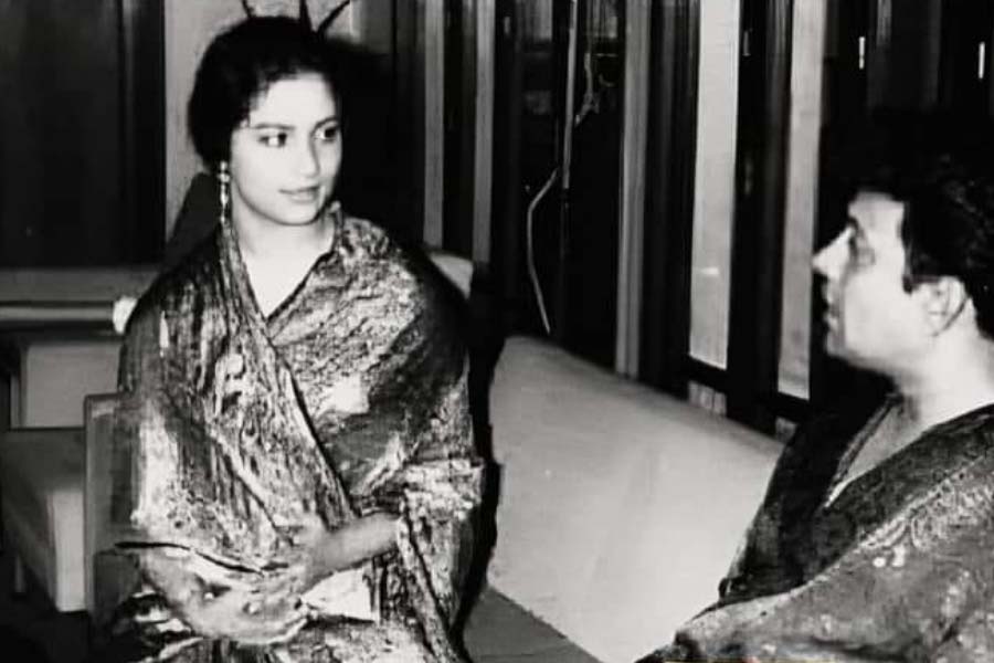 পার্থিব শরীরের সৎকার ৪৪ বছর আগেই হয়ে গিয়েছে। উত্তমকুমার তার পরেও বর্তমান। সমাজমাধ্যম বলছে, জুলাই মাস অলিখিত ভাবে তাঁর। ২৪ জুলাই তাঁর স্মৃতিতে নতুন করে তাঁকে মনে করার দিন। যেমন, অভিনেতা ফাল্গুনী চট্টোপাধ্যায় করেছেন। তাঁর সামাজিক পাতা বলছে, আজ তাঁর ‘কালাদিবস’! কালো শোকের রং। সেই রং ছড়িয়ে তিনি লিখেছেন, “যাওয়া তো নয় যাওয়া.......পারলে যেতে? ৪৪ বছর হয়ে গেল। থেকেই যখন গেলে, কেন চলে যাওয়া? ”