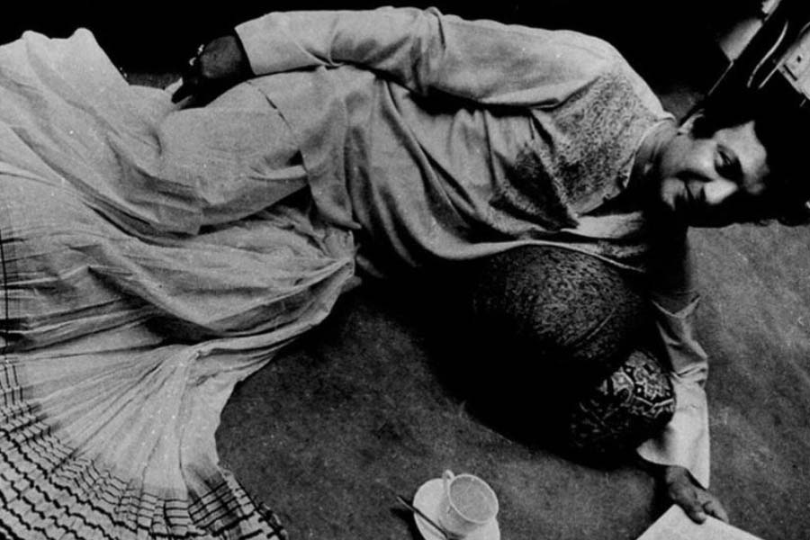 মৃত্যুবার্ষিকীর আগের রাতে প্রিয় মানুষটির সম্বন্ধে বলতে গিয়ে গলা কেঁপেছে ভাস্করের। আফসোস করেছেন, ‘‘জেঠু যদি একটু দেখতে পেতেন, ওঁর মৃত্যুদিন বাঙালির আরও এক পার্বণে পরিণত হয়েছে! সকলে ওঁর বাইরের রূপ, জৌলুস, অর্থ, প্রতিপত্তিই দেখেছে। বৈভবের আড়ালে প্রতি দিন চোখের জল ফেলছেন এক অসুখী মানুষ। কেউ টের পায়নি।’’ কখনও সংসার ভাঙার যন্ত্রণা, কখনও জনপ্রিয়তার বিড়ম্বনা, কখনও প্রিয় মানুষদের বিশ্বাসঘাতকতা, কখনও বিস্তর দেনা তাঁকে নিঃস্ব করে দিয়েছে, এমনটাই অনুভব অভিনেতার।