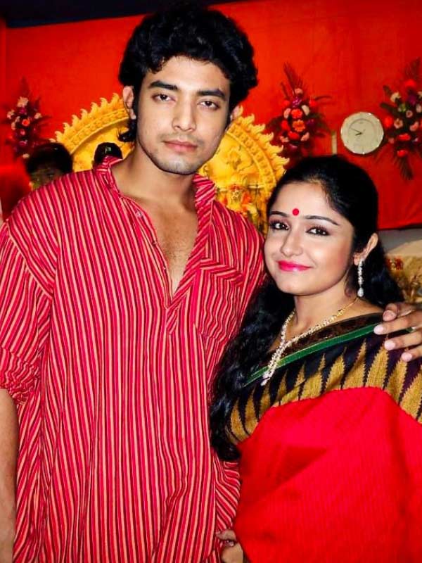 তার পর রণজয়ের সঙ্গে সম্পর্কে জড়ান টলিপাড়ার আর এক অভিনেত্রী সায়ন্তনী গুহঠাকুরতা। প্রায় তিন বছর সম্পর্কে ছিলেন তাঁরা। প্রথম প্রেম ভাঙার পর পরই সায়ন্তনীর সঙ্গে সম্পর্কে জড়ান অভিনেতা। ২০১০-২০১৩ সাল পর্যন্ত একসঙ্গে ছিলেন সায়ন্তনী-রণজয়।