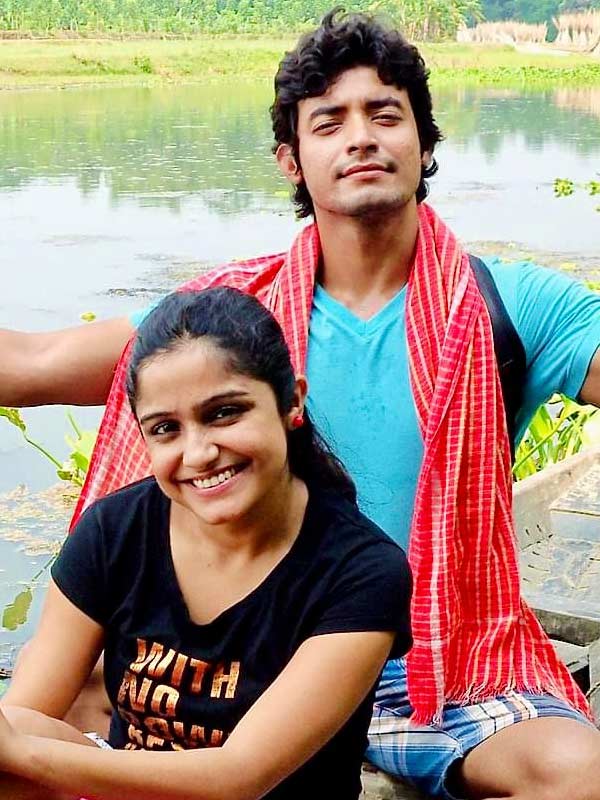 তাঁদের প্রেম ভেঙেছে প্রায় বছর দশেক হল। তবু, সোহিনী সরকারের বিয়ে হতেই সমাজমাধ্যমে ‘প্রাক্তন প্রেমিক’-এর উদ্দেশে সায়ন্তনী লেখেন, ‘‘প্রাক্তন প্রেমিকার বিয়ে হয়ে যাওয়ার পর সেটাকে নিয়ে পাবলিসিটি করতে খুব কম গুণী মানুষই পারেন… এঁরা হলেন তাঁরা, যাঁরা মৃতদেহের পাশে শুয়েও ইন্টারভিউ দিতে পারেন। কারণ, পাবলিক সিমপ্যাথি বাড়লে এঁদের ফলোয়ারও বাড়বে। আসলে সোনার ডিম পাড়া মুরগি চলে গেলে খারাপ তো সকলেরই লাগে! আমার মনে হয়, নতুন এটিএম কার্ড থেকে বোধ হয় এখনও টাকা তোলা যায়নি। মেয়েরা সতর্কও থাকুন এই সব কালজয়ী অভিনেতাদের থেকে, যাঁরা পর্দায় এবং বাস্তব জীবনে একসঙ্গে তাল মিলিয়ে অভিনয় করে যাচ্ছেন।’’