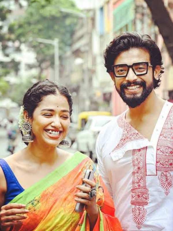 এর পরই রণজয়ের জীবনে আসেন সোহিনী সরকার। অয়ন চক্রবর্তী পরিচালিত ‘জাজমেন্ট ডে’-এর শুটিং করতে পাহাড়ে গিয়েছিলেন তাঁরা। সেখানেই শুরু তাঁদের প্রেমের। বিছুটি পাতা হাতে নিয়ে নাকি প্রেমের প্রস্তাব দিয়েছিলেন তিনি সোহিনীকে। কেমন ছিল তাঁদের ভালবাসার শুরুটা?