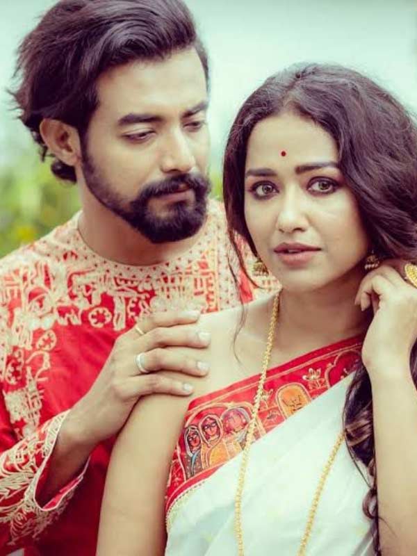 সোহিনীর সঙ্গে প্রেম প্রসঙ্গে এর আগে রণজয় আনন্দবাজার অনলাইনকে বলেছিলেন, “দার্জিলিঙে ছিল ‘জাজমেন্ট ডে’-র কাজ। কফিশপ থেকে বেরিয়েই প্রেম পেল খুব। হাতের কাছে ছিল বিছুটি পাতা।’’ তাই দিয়েই হাঁটু গেড়ে বসে, রণজয় তখন শাহরুখ খান। যদিও “সোহিনী বলল, ও শাহরুখ আর আমি নাকি কাজল,” জানান রণজয়। সেখান থেকেই প্রেমের শুরু। দু’বছর পরেও একই ভাবে চলেছে ‘বিছুটি প্রেম’। সেই শুরু, তার পর ২০১৯ থেকে ২০২২ পর্যন্ত একসঙ্গে পথ চলা। তবে তাঁদের প্রেম পরিণতির পাওয়ার আগেই যেন ঝরে পড়ল।