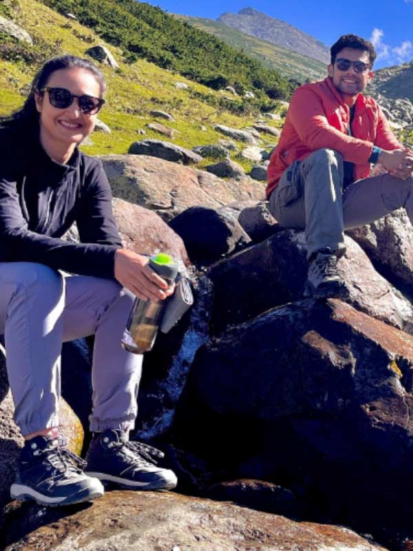 ২০২৩ সালটা একাই ছিলেন অভিনেতা, বলা যায় ‘সিঙ্গল’। সেই সময় লীনা গঙ্গোপাধ্যায়ের হিন্দি সিরিয়াল ‘ঝনক’-এর শুটিংয়ে ব্যস্ত ছিলেন রণজয়। কাশ্মীরে শুটিং চলছিল। শোনা যায় সেই সময় সহ-অভিনেত্রী পত্রালি চট্টোপাধ্যায়ের সঙ্গে শুটিংয়ের ফাঁকেই তিন-চার দিনের জন্য বেরিয়ে পড়েছিলেন ট্রেকিংয়ে। সেই হঠাৎ বেরিয়ে পড়ার স্মৃতি তাঁর খুব মধুর নয়। সেখানে গিয়ে প্রায় মৃত্যুকে কাছ থেকে দেখে ফিরেছিলেন অভিনেতা। ওই পাহাড়ে ঝড়বৃষ্টি থেকে শুটিং ইউনিটের সঙ্গে যোগাযোগ বিচ্ছিন্ন হয়ে যাওয়া সব ধরনের অভিজ্ঞতা হয় তাঁদের।