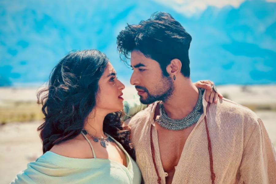 সোহিনীর সঙ্গে প্রেম ভাঙার পর পেরিয়ে গিয়েছে প্রায় বছর দুয়েক। সোহিনী বিয়ে করেছেন। আবার নতুনের আগমন ঘটেছে রণজয়ের জীবনেও, খবর এমনই। এই নতুন তাঁরই অভিনীত ‘গুড্ডি’ ধারাবাহিকের নায়িকা শ্যামৌপ্তি মুদলি। সম্প্রতি অভিনেত্রীর সঙ্গে লাদাখে একটি মিউজ়িক ভিডিয়োর শুটে গিয়েছিলেন রণজয়। এখনও পর্যন্ত শ্যামৌপ্তির সঙ্গে প্রেম প্রসঙ্গে সে ভাবে প্রকাশ্যে মুখ খোলেননি তিনি।