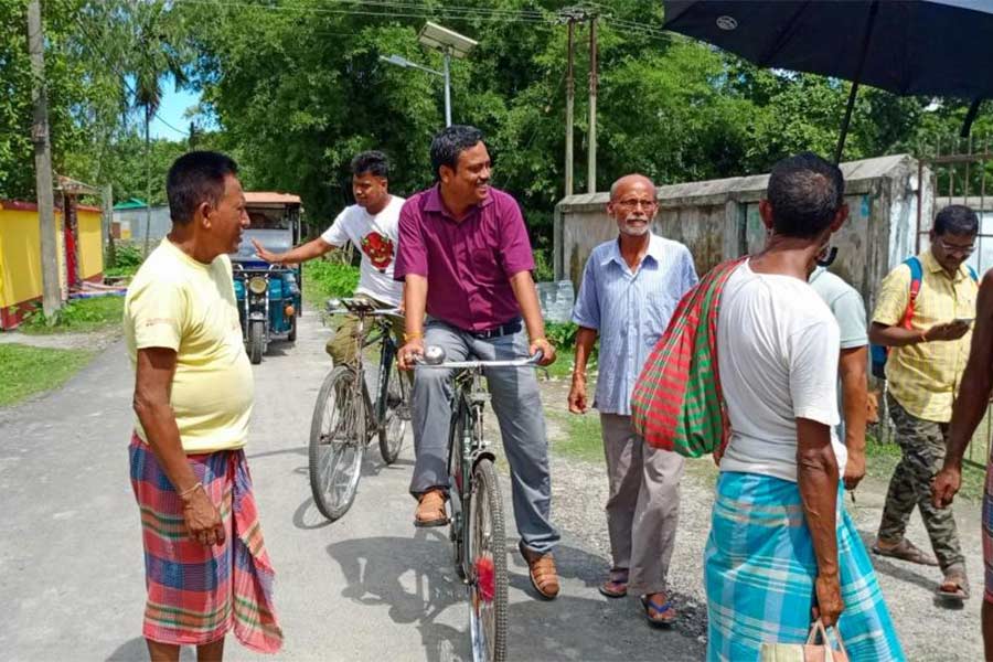 সাইকেলে জনসংযোগ তৃণমূল নেতা পার্থপ্রতিম রায়ের। বুধবার কোচবিহারে।