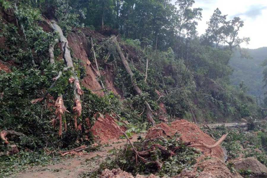 ১০ নম্বর জাতীয় সড়কে নতুন করে ধস।