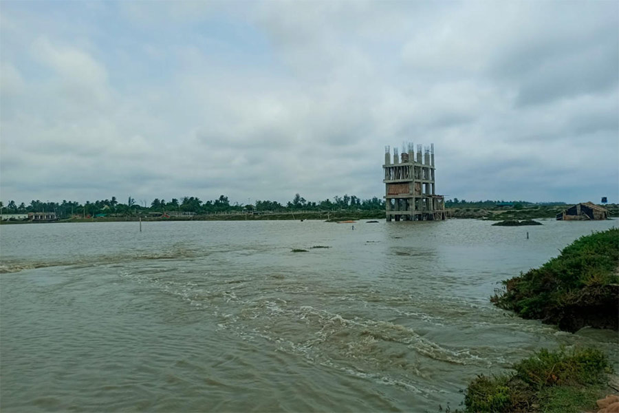 জলমগ্ন লঞ্চিং প্যাড আর নির্মীয়মান রেডার।