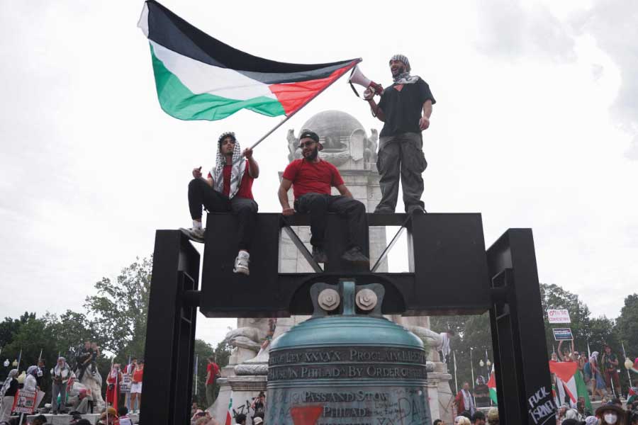Pro-Gaza protesters clash with cops outside US Capitol during Netanyahu’s speech dgtl