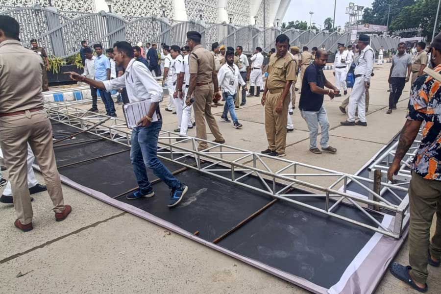 ধন ধান্য প্রেক্ষাগৃহের সামনে তোরণ ভেঙে দুর্ঘটনা।