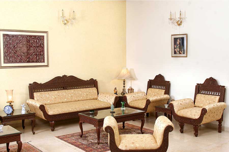 আসবাবের সঠিক নির্বাচন ঘরকে দিতে পারে সাবেকি সাজ। 