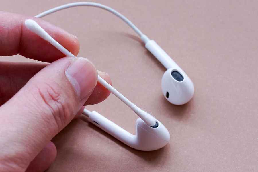 Earphone cleaning guide and tips