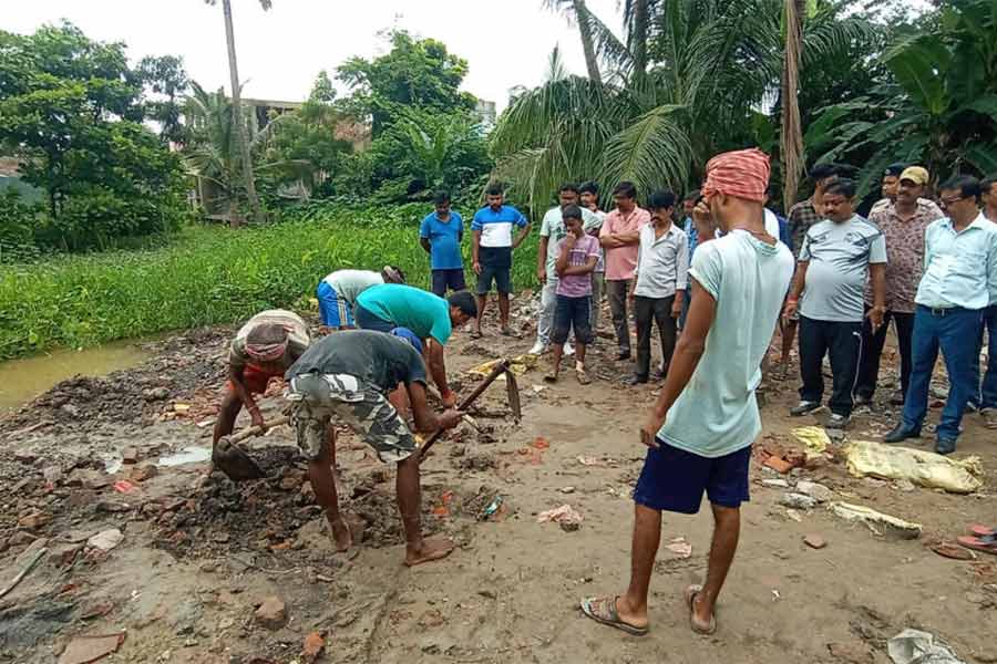 বৈদ্যবাটী পুরসভার ২০ নম্বর ওয়ার্ডের রাধাগোবিন্দ কলোনির একটি ভরাট হওয়া জলাশয়ের অংশ খননের কাজ শুরু করল বুধবার পুরসভা।