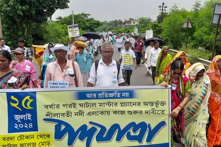 মাস্টার প্ল্যানের কাজ শুরুর দাবিতে মিছিল, ঘাটালে।