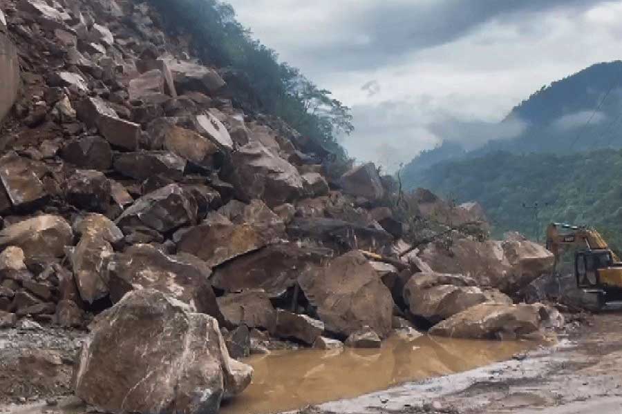 বৃষ্টিতে উত্তরাখণ্ডের রাস্তায় ধস।