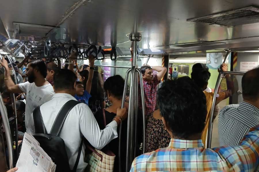 Metro service hampered after one rake got stuck in Rabindra Sarobar station dgtl