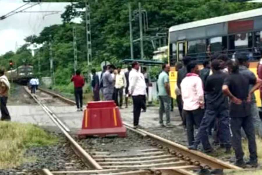 School Bus with 40 students stuck at level crossing, what happened next dgtl